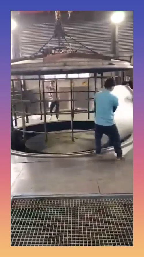 工厂里的大铁片,小伙一个人无法工作,老板直接把他开除